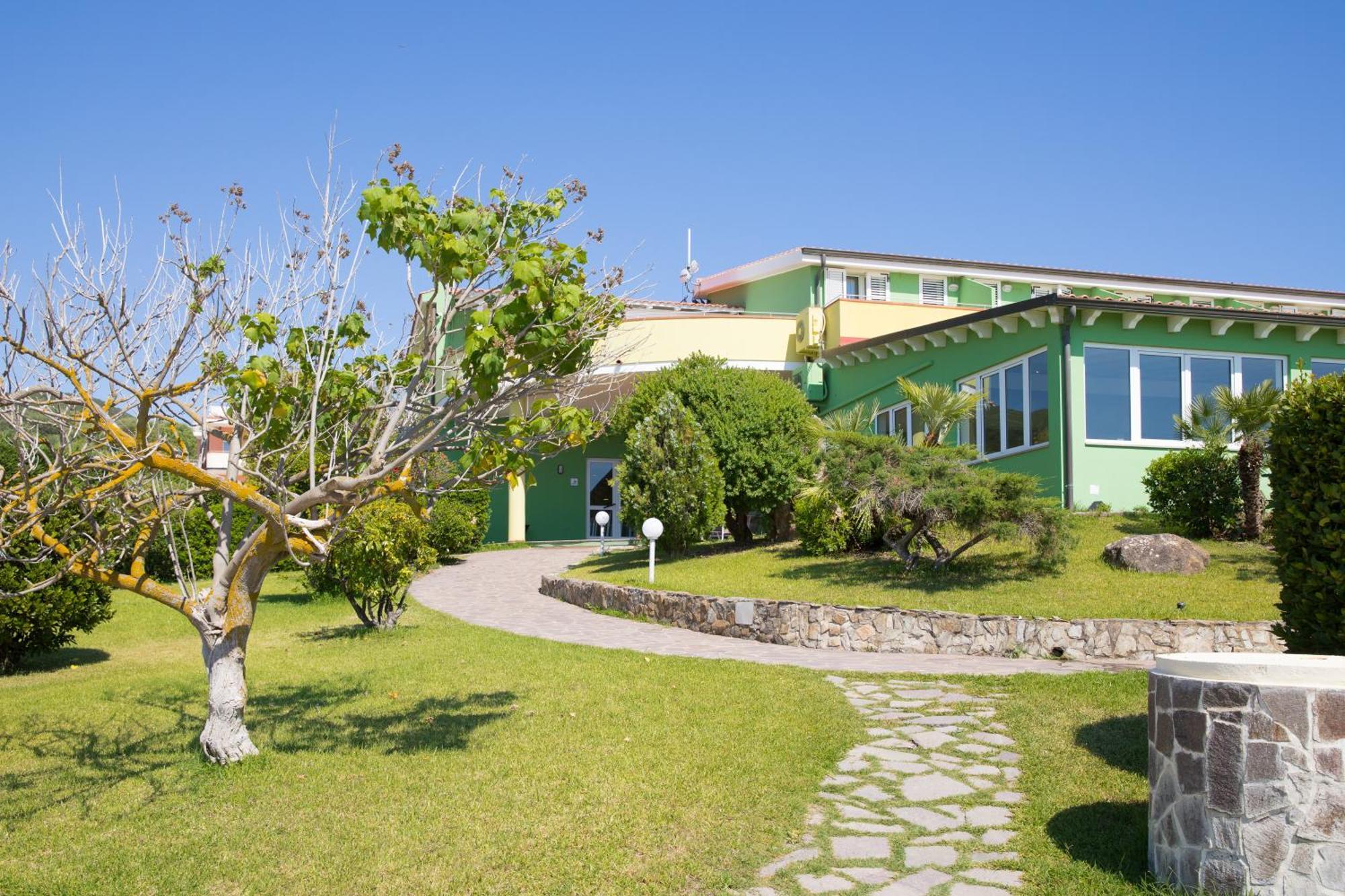 Lu' Hotel Porto Pino SantʼAnna Arresi Exterior foto